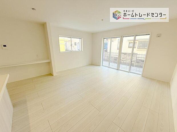 【リビング】広々としたリビングは南側に設けた掃き出し窓からたくさんの陽光を取り入れてくれます。家族が集まる空間ですからやはり明るさと、暖かさは大切です。広さがありますので家具の配置に悩まなくて済むのも良いです。