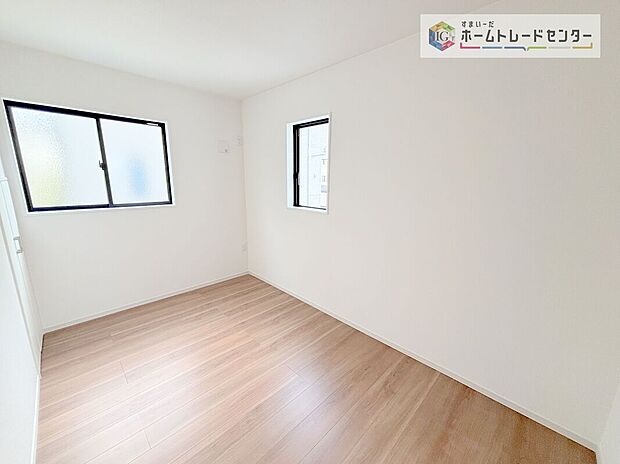 【洋室】2面採光の洋室です。窓からの眺望もよくなり視界が広いので、部屋にいても飽きません、そしてもちろん大切なのは明るさと風通し、明るい日差しと心地よい風で自分のお部屋でくつろげる贅沢をご提供します。