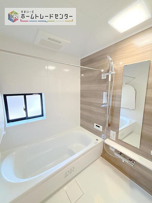 【【浴室】】一坪タイプのユニットバスは、足をしっかりと延ばして一日の疲れを癒すことが可能です。浴室暖房乾燥機も完備しておりますので、カビの心配が無いのはもちろん、雨の日のお洗濯物はお風呂で乾かせます。