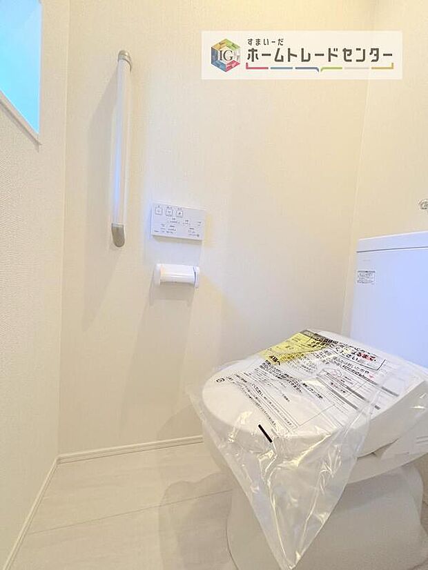 【【トイレ】】暖房機能の付いた便座は冬の寒い日にはあって良かったと本当に思います。もちろん快適で清潔なシャワー機能は標準で備えています。スペースも広くとっているので普段のお掃除もしやすいトイレスペースです。