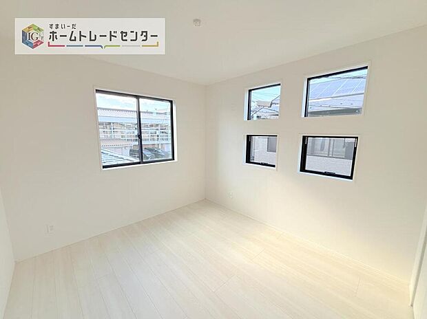 【リビング以外の居室】2面採光の洋室です。窓からの眺望もよくなり視界が広いので、部屋にいても飽きません、そしてもちろん大切なのは明るさと風通し、明るい日差しと心地よい風で自分のお部屋でくつろげる贅沢をご提供します。