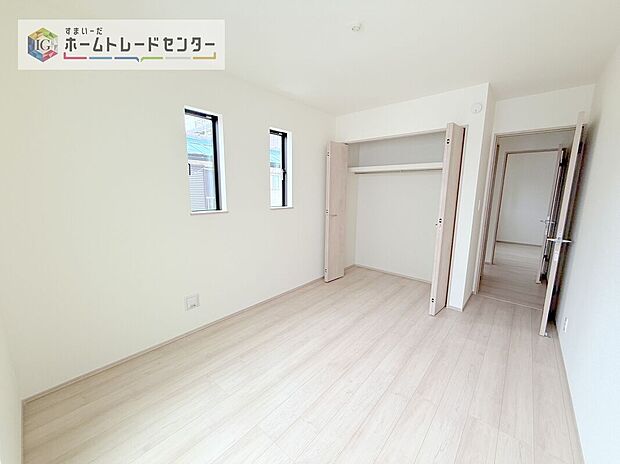 【洋室】収納を完備している居室です。収納が豊富な住宅は居室空間がしっかりと使えるので暮らしやすさが断然に上がります。荷物をを気にすることなく家具の配置をお好み通りにできるのも大きな魅力です。