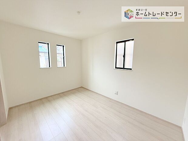 【洋室】全居室2面採光です。光を取り入れやすのはもちろんですが、建物全体の窓の数も増えておりますので、換気性能に優れた物件です。窓を開ければ家中を気持ちの良い風が通り抜けます。
