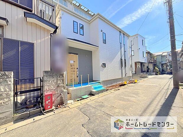 【前面道路含む現地写真】耐震等級最高等級の住宅性能評価書はもちろん、長期優良住宅の認定も受けた高性能な住宅です。長く、安心して住んでいただきたい、だからこそ厳しい第三者のチェックをお願いし、お客様に安心を届けます。