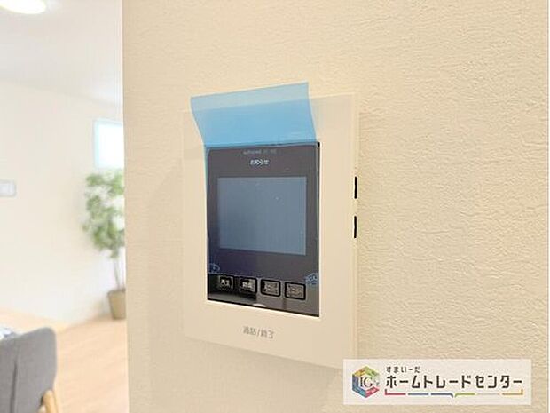 【【TVモニター付きインターホン】】録画機能もあり、どのような人が何時に来訪されたのかが分かります。防犯上はもちろん、お届け物などの把握にも便利です。ライトが付いているので、夜間でも安心です。