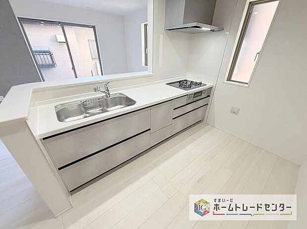 【【システムキッチン】】人気の対面式キッチン☆スライドタイプの収納を採用してますので、奥までしっかりと収納空間を利用できます。取り出しも簡単に♪