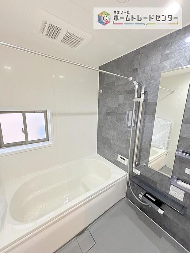 【【浴室】】一坪タイプのユニットバスは、足をしっかりと延ばして一日の疲れを癒すことが可能です。浴室暖房乾燥機も完備しておりますので、カビの心配が無いのはもちろん、雨の日のお洗濯物はお風呂で乾かせます。