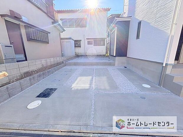 【【カースペース2台】】カースペースが2台分ございますので、家族分の自転車を駐輪したり、急な来客用の駐車スペースとしてもお使いいただけます。