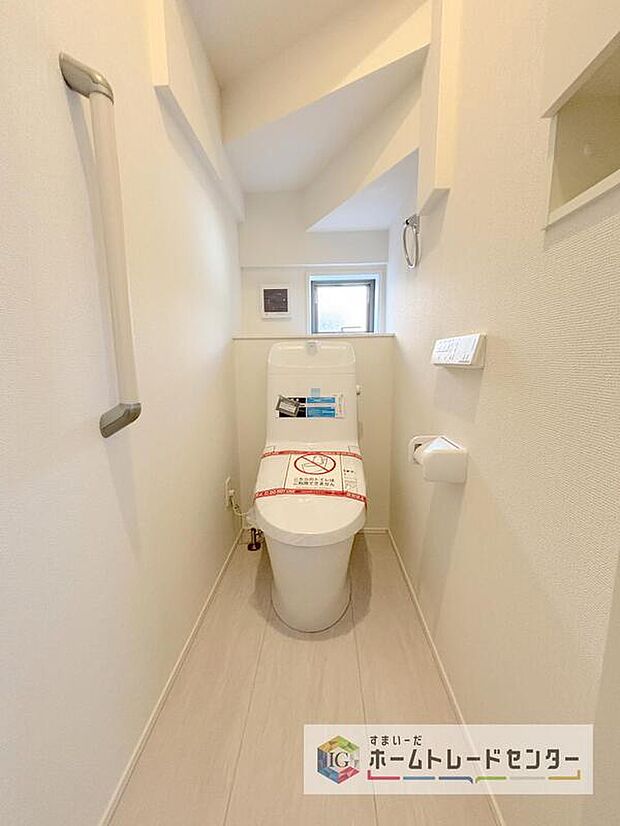 【【トイレ】】暖房機能の付いた便座は冬の寒い日にはあって良かったと本当に思います。もちろん快適で清潔なシャワー機能は標準で備えています。スペースも広くとっているので普段のお掃除もしやすいトイレスペースです。