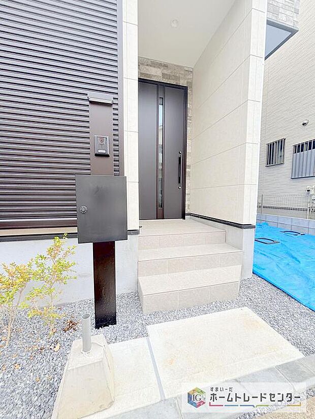 【その他設備】インターホン一体型のポストです。インターホンはTVモニター付きで録画機能もあり、どのような人が何時に来訪されたのかが分かります。防犯上はもちろん、お届け物などの把握にも便利です。