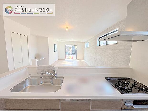 【キッチン】キッチンからリビングの視界です。家事をしていてもしっかりご家族とコミュニケーションをお取りいただけます。お片付けの当番になった方もこれでしっかりと話題の中に入っていけます。