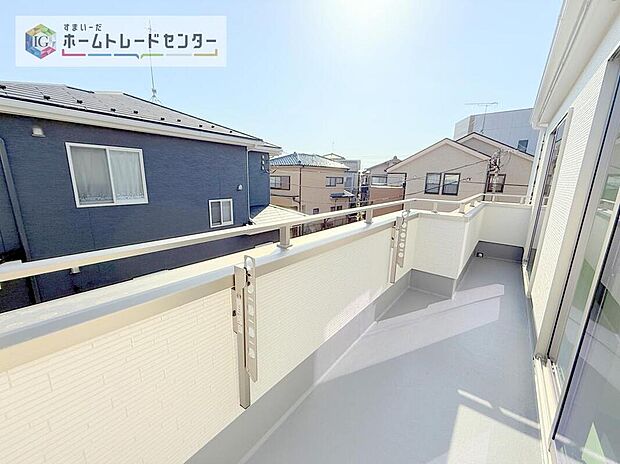 【バルコニー】南に面したバルコニーはもちろん日当たり良好です。お洗濯物を干していただく際にも楽にできるように奥行きを広くお取りいたしました。明るく、暖かなゆとりあるスペースで快適に家事を行っていただけます。