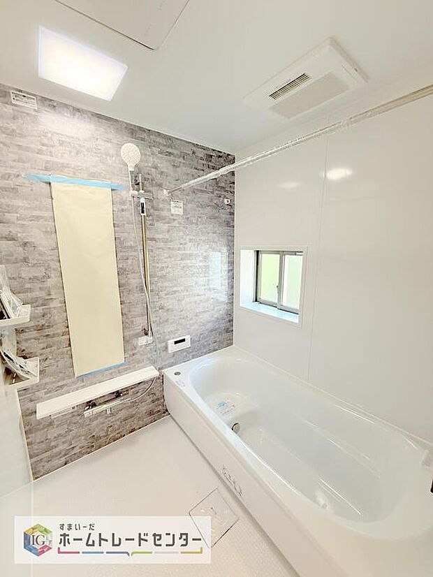 【【浴室】】一坪タイプのユニットバスは、足をしっかりと延ばして一日の疲れを癒すことが可能です。浴室暖房乾燥機も完備しておりますので、カビの心配が無いのはもちろん、雨の日のお洗濯物はお風呂で乾かせます。