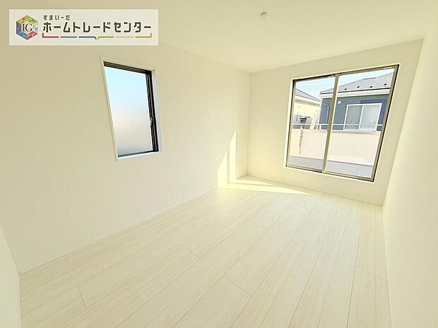 【リビング以外の居室】日当りの良さは写真でも充分に伝わるかと思いますが、開放感のある周囲にめぐまれたおかげで、風通しもとても良くなっております。ぜひ現地を見ていただき体感していただきたいポイントです。