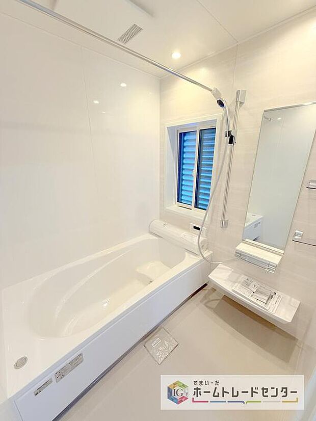 【【浴室】】一坪タイプのユニットバスは、足をしっかりと延ばして一日の疲れを癒すことが可能です。浴室暖房乾燥機も完備しておりますので、カビの心配が無いのはもちろん、雨の日のお洗濯物はお風呂で乾かせます。