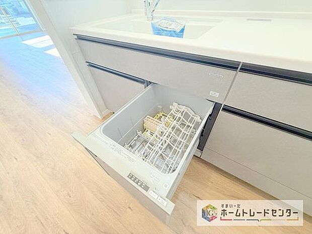 【【食器洗浄乾燥機】】忙しい奥様の味方、後片付けもラクラクなビルトイン食洗機付き。洗い終わった食器の水切りや乾燥としても便利です。