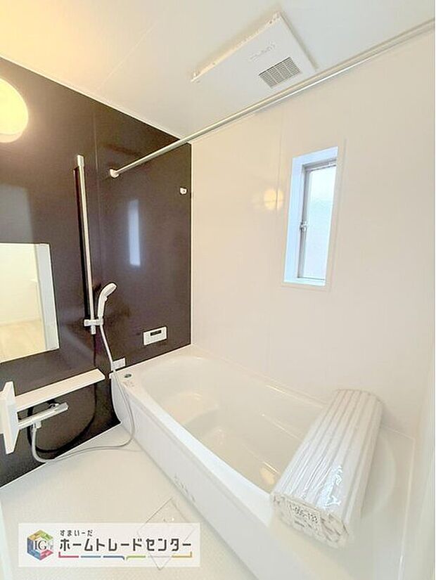 【【浴室】】一坪タイプのユニットバスは、足をしっかりと延ばして一日の疲れを癒すことが可能です。浴室暖房乾燥機も完備しておりますので、カビの心配が無いのはもちろん、雨の日のお洗濯物はお風呂で乾かせます。