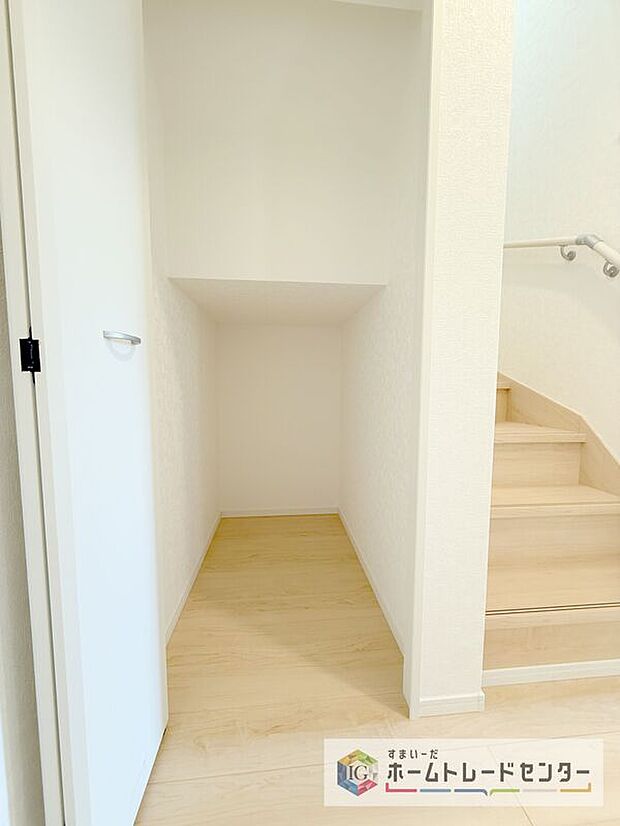 【【階段下収納】】階段下のスペースを利用した収納です。実は戸建ては1階に収納が不足することも多く、掃除道具や趣味の物、トイレットペーパー等の消耗品置き場、資源ごみの一時保管等、用途は多岐にわたります。