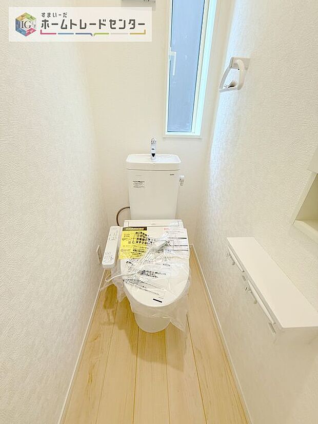 【【トイレ】】暖房機能の付いた便座は冬の寒い日にはあって良かったと本当に思います。もちろん快適で清潔なシャワー機能は標準で備えています。スペースも広くとっているので普段のお掃除もしやすいトイレスペースです。