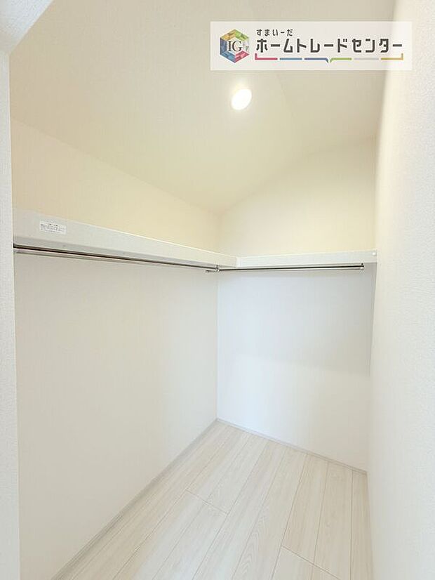 【ウォークインクローゼット】大容量のウォークインクローゼットです。どなた様でも収納に頭を悩ませたことがあるかと思います。ウォークインクローゼットがございますと一気に解決いたしますし、お部屋を最大限の空間ですっきりお使い頂けます。