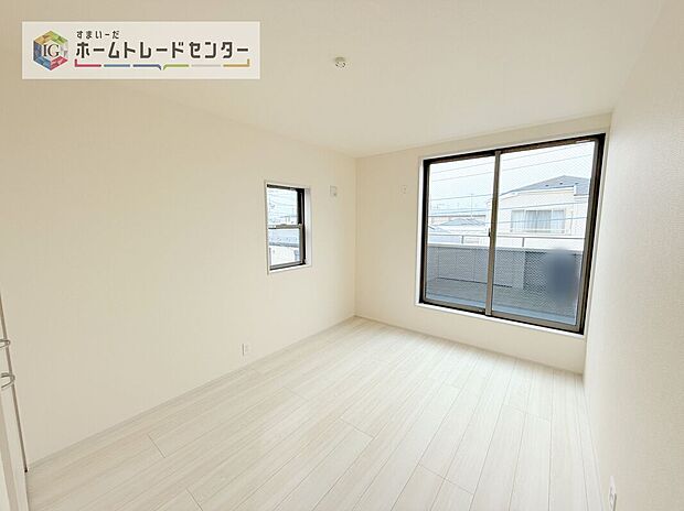 【洋室】3階の居室は日当たりも眺望もよい気持ちの良い空間となっております。2面採光となっておりますので、広く景色を楽しめるのはもちろん、風通しが良く嫌なことがあっても自分のお部屋でリフレッシュできます。