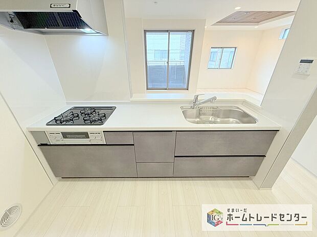 【【システムキッチン】】見栄えもよくお手入れもスムーズに出来ます。豊富な収納力もございますので、キッチンスペースをスッキリとお使い頂けそうです。