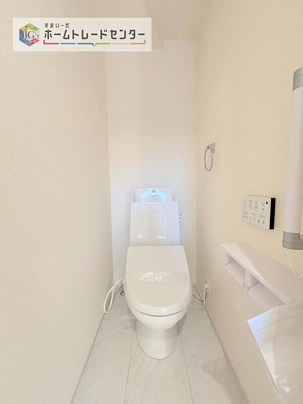 【【トイレ】】暖房機能の付いた便座は冬の寒い日にはあって良かったと本当に思います。もちろん快適で清潔なシャワー機能は標準で備えています。スペースも広くとっているので普段のお掃除もしやすいトイレスペースです。