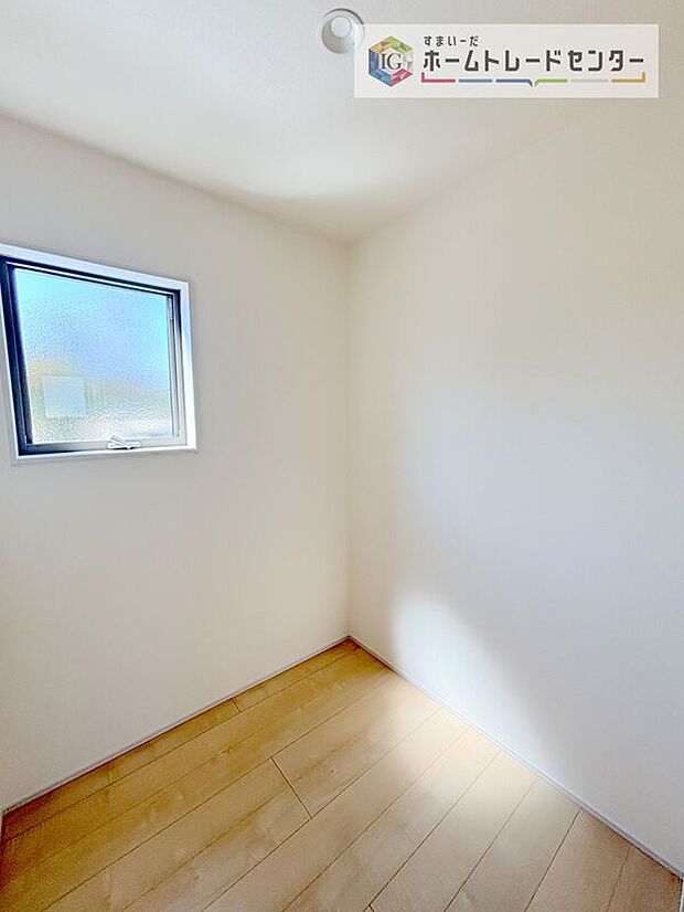 【【パントリー】】ミネラルウォーターや調味料など、まとめ買いしても置き場所の心配がいりません。育ちざかりのお子様を持つママにとっても嬉しいスペースです。