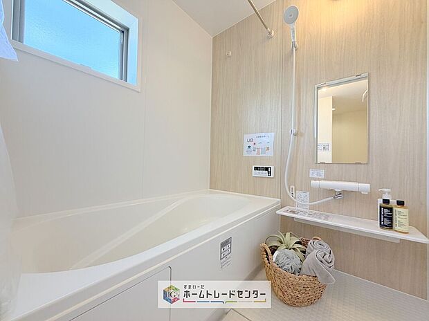 【【浴室】】一坪タイプのユニットバスは、足をしっかりと延ばして一日の疲れを癒すことが可能です。浴室暖房乾燥機も完備しておりますので、カビの心配が無いのはもちろん、雨の日のお洗濯物はお風呂で乾かせます。