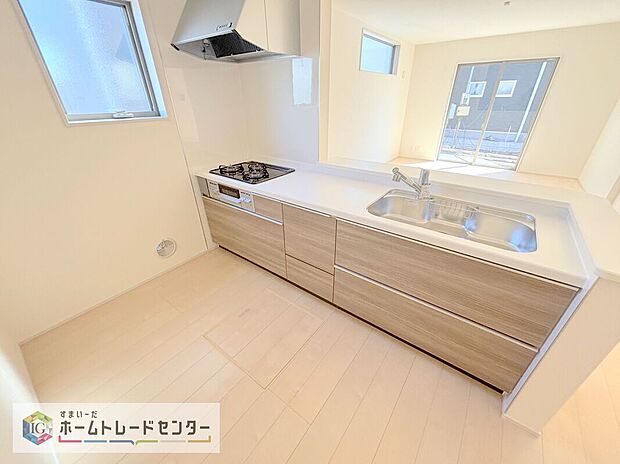 【キッチン】キッチンスペースは家族で作業が出来るよう広めにとりました。みんなで楽しくお料理をすれば、より美味しい食事が創れそうです。そしてお料理好きなお子様が育つかも、もちろん片付けもみんなでできます。