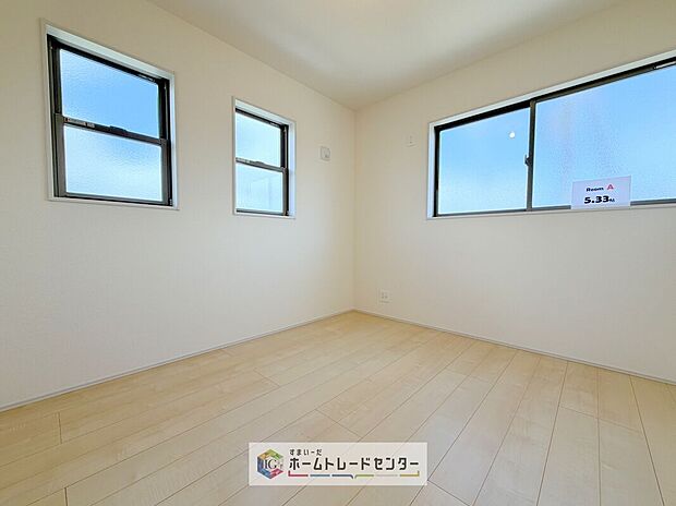 【洋室】2面採光の洋室です。窓からの眺望もよくなり視界が広いので、部屋にいても飽きません、そしてもちろん大切なのは明るさと風通し、明るい日差しと心地よい風で自分のお部屋でくつろげる贅沢をご提供します。
