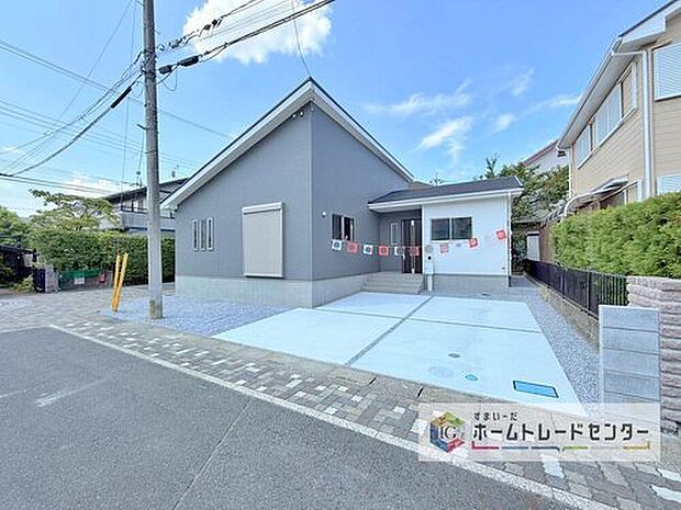 【【カースペース2台】】カースペースが2台分ございますので、家族分の自転車を駐輪したり、急な来客用の駐車スペースとしてもお使いいただけます。