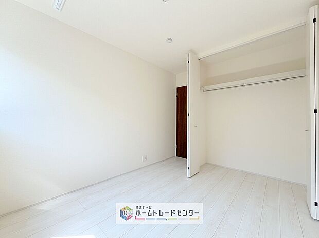 【洋室】各居室に収納を完備しております。収納が豊富な住宅は居室空間がしっかりと使えるので暮らしやすさが断然に上がります。荷物をを気にすることなく家具の配置をお好み通りにできるのも大きな魅力です。