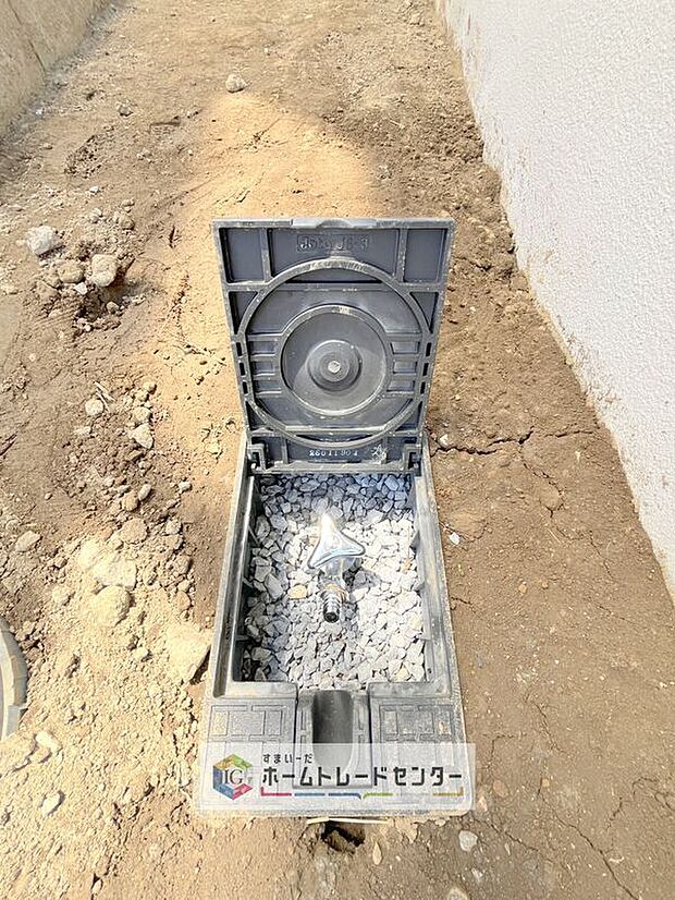 【【外水栓】】バーベキューなど、お庭でアウトドアを楽しむ方にとっては、外に水栓があれば家の中から水を運び出す手間が省けます。洗車の際にも便利です♪
