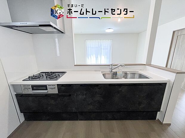 【【システムキッチン】】見栄えもよくお手入れもスムーズに出来ます。豊富な収納力もございますので、キッチンスペースをスッキリとお使い頂けそうです。