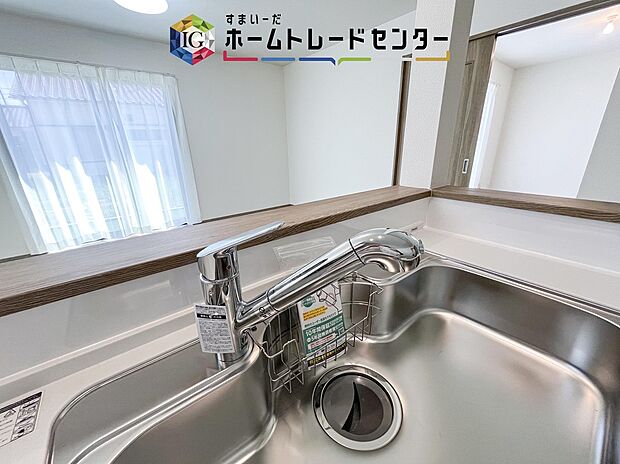【【浄水器】】浄水カートリッジ内蔵で場所を取らずに見た目もスッキリ。ノズルはシャワーヘッドになっておりお掃除も楽々です。