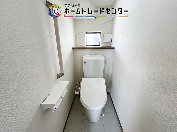 【【トイレ】】暖房機能の付いた便座は冬の寒い日にはあって良かったと本当に思います。もちろん快適で清潔なシャワー機能は標準で備えています。スペースも広くとっているので普段のお掃除もしやすいトイレスペースです。