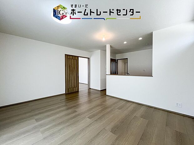【リビング】対面キッチン前の空間を広めにとっておりますので、ダイニングテーブルを置いてご家族皆様で食卓を囲ってもらっても充分なスペースがございます。家族で楽しいお食事のお時間をお過ごしください。