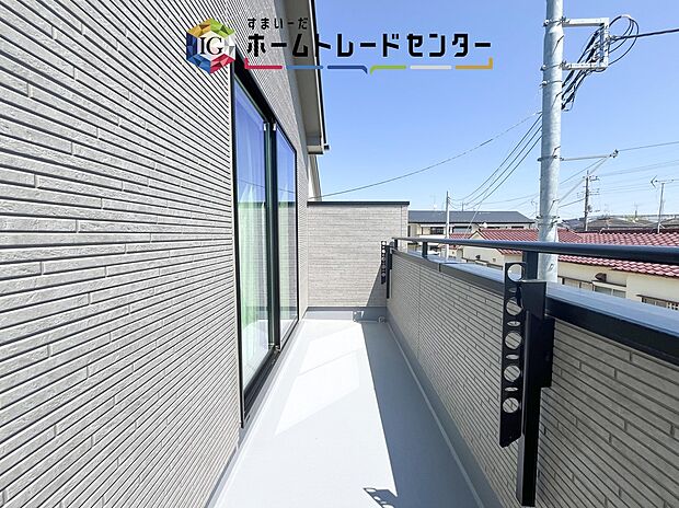 【バルコニー】南面に面したバルコニーはもちろん日当たり良好です。お洗濯物を干していただく際にも楽にできるように奥行きを広くお取りいたしました。明るく、暖かなゆとりあるスペースで快適に家事を行っていただけます。