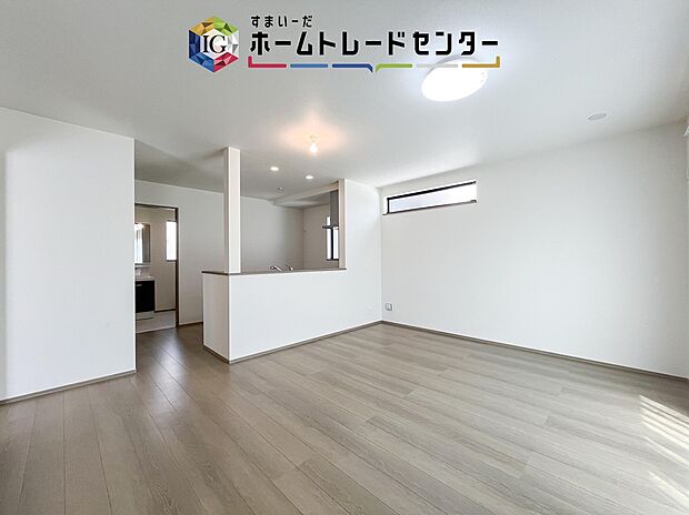 【リビング】日当たりもよく、広々としたリビングです。ゆったりとした家族の時間をお過ごしいただけます。休日はご家族そろって、またはお友達を誘って、明るいリビングで楽しい時間をお過ごしください。