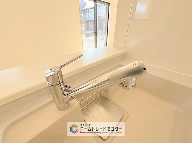 【【浄水器】】浄水カートリッジ内蔵で場所を取らずに見た目もスッキリ。ノズルはシャワーヘッドになっておりお掃除も楽々です。