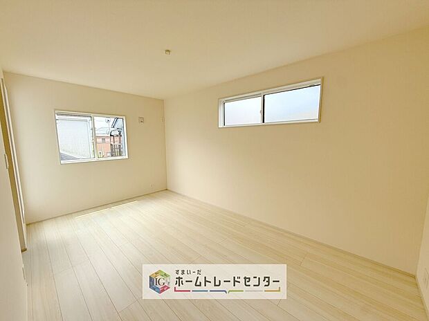 【洋室】主寝室は7.5帖、お子様がまだ小さいご家庭なら２階のお部屋はここだけでいいかもしれません、もちろんウォークインクローゼットがついておりますので、荷物に悩まされることなく、好きに家具の配置ができます
