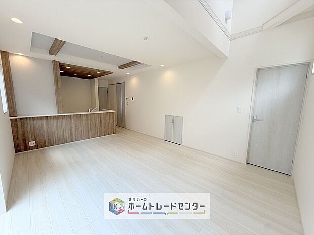 【リビング】対面キッチンの前にダイニングテーブルを置き、手前側がリビングスペースになるかと思います。広く奥行きがありますので、ダイニング、リビングの各スペースの役割をしっかり分けて確保していただけます。
