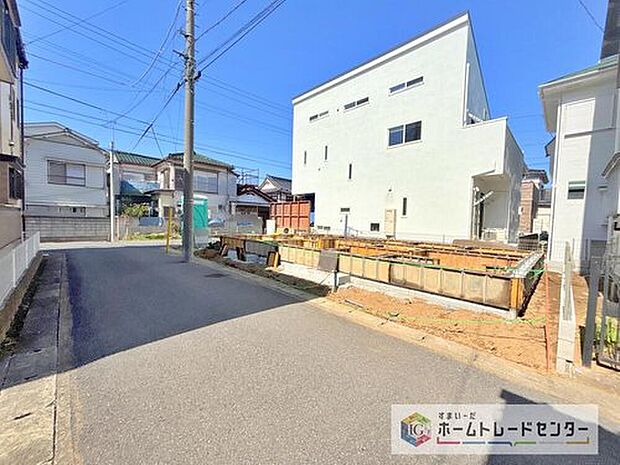 【前面道路含む現地写真】耐震等級最高等級の住宅性能評価書はもちろん、長期優良住宅の認定も受けた高性能な住宅です。長く、安心して住んでいただきたい、だからこそ厳しい第三者のチェックをお願いし、お客様に安心を届けます。