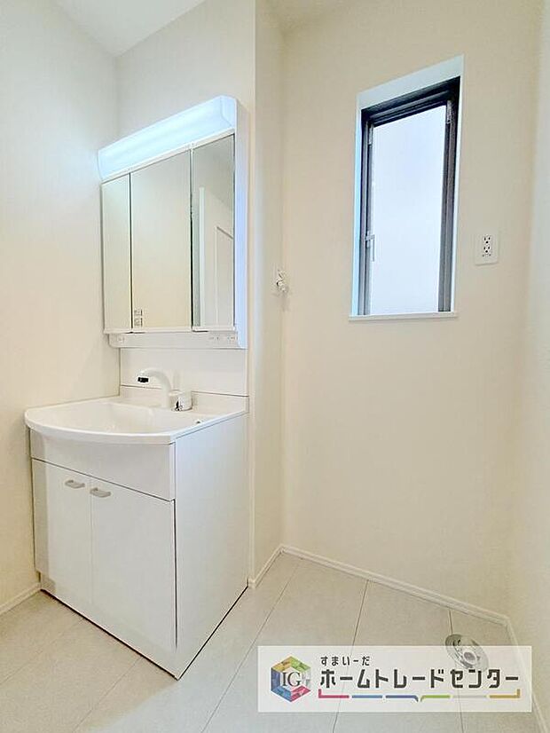 【【洗面所】】合わせ鏡が可能な3面鏡です。朝の忙しい時間でもの身だしなみのチェックもここだけで完結できます。もちろん鏡の後ろは充分な収納力を持った収納となっており、視界に入る部分はスッキリと片付きます。