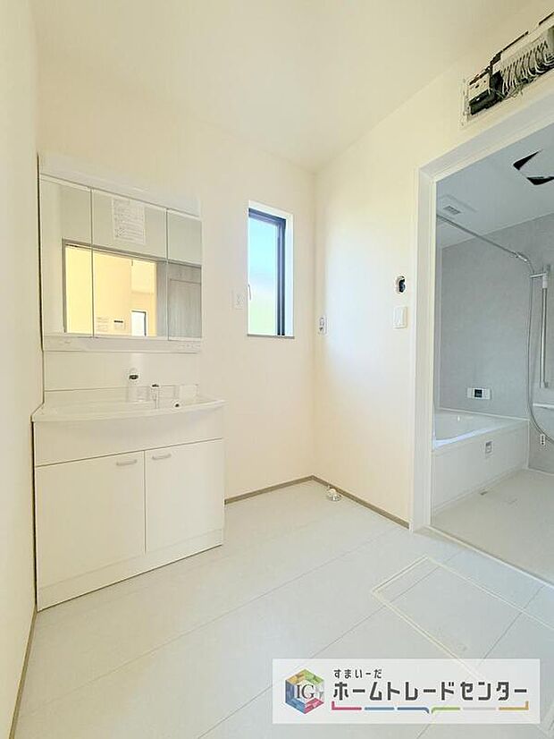 【【洗面所】】合わせ鏡が可能な3面鏡です。朝の忙しい時間でも身だしなみのチェックもここだけで完結できます。もちろん鏡の後ろは充分な収納力を持った収納となっており、視界に入る部分はスッキリと片付きます。