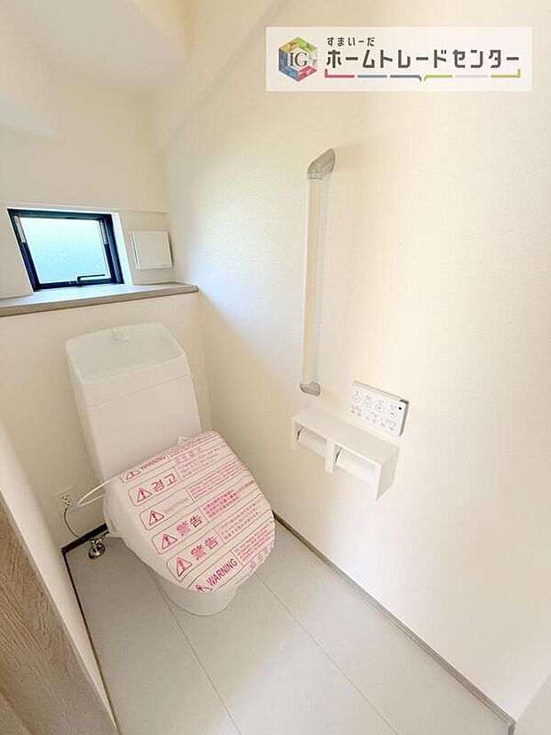 【【トイレ】】暖房機能の付いた便座は冬の寒い日にはあって良かったと本当に思います。もちろん快適で清潔なシャワー機能は標準で備えています。スペースも広くとっているので普段のお掃除もしやすいトイレスペースです。