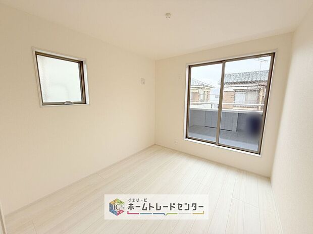 【洋室】2面採光の洋室です。窓からの眺望もよくなり視界が広いので、部屋にいても飽きません、そしてもちろん大切なのは明るさと風通し、明るい日差しと心地よい風で自分のお部屋でくつろげる贅沢をご提供します。
