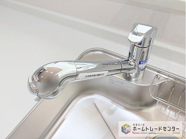 【【浄水器】】浄水カートリッジ内蔵で場所を取らずに見た目もスッキリ。ノズルはシャワーヘッドになっておりお掃除も楽々です。