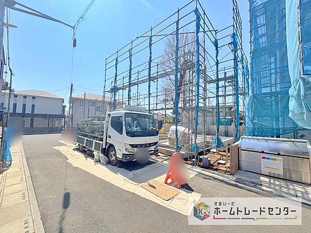 【現地外観写真】どのような建物が建つか、間取りの広さはどうかなど、気になる点は丁寧にご説明いたします。資料請求やご案内は即日対応いたします。土日や平日、お仕事終わりの時間など、ご都合に合わせてご案内いたします。